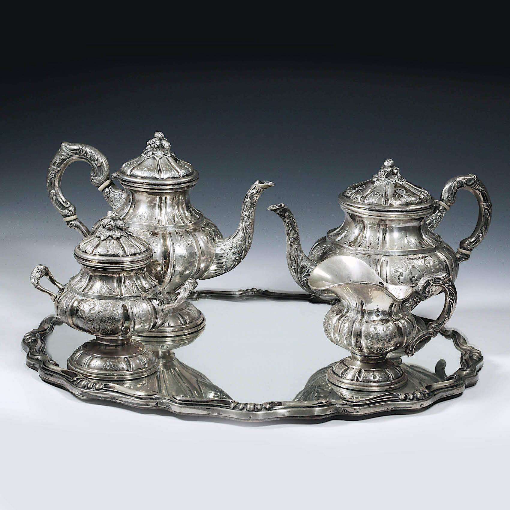 Сервиз серебряный чайно-кофейный из 5 предметов на зеркальном подносе