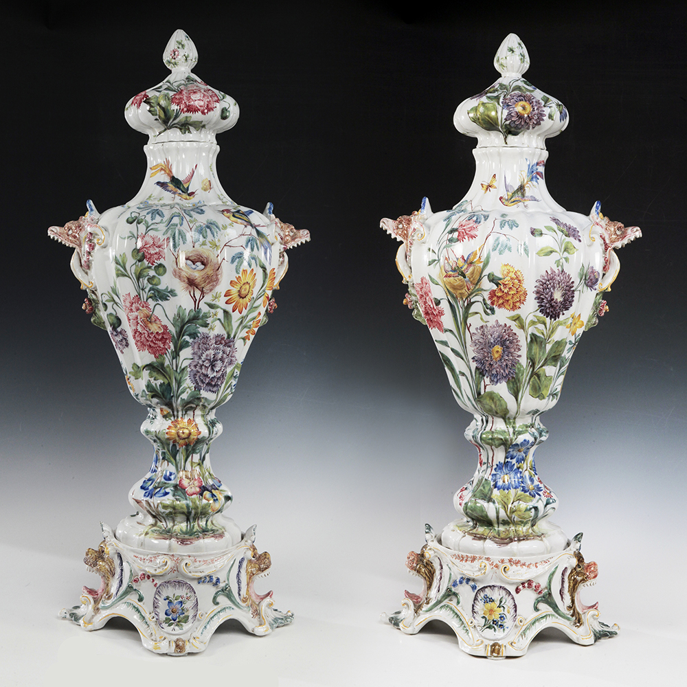 Парные декоративные фарфоровые вазы в стиле неоренессанс  